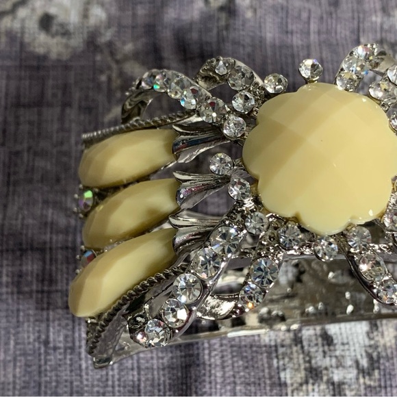 Brand New Costume Jewelry Hinged Cuff Statement Bracelet - Picture 4 of 12